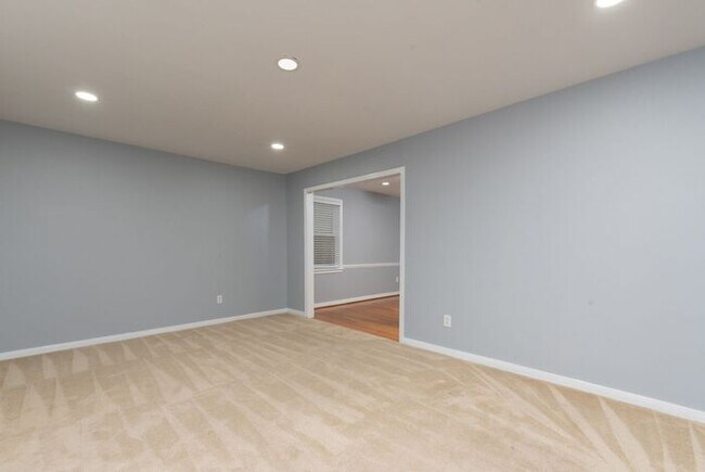 Building Photo - Beautiful Quad-level 4/5 bedroom, 2.5 bath...