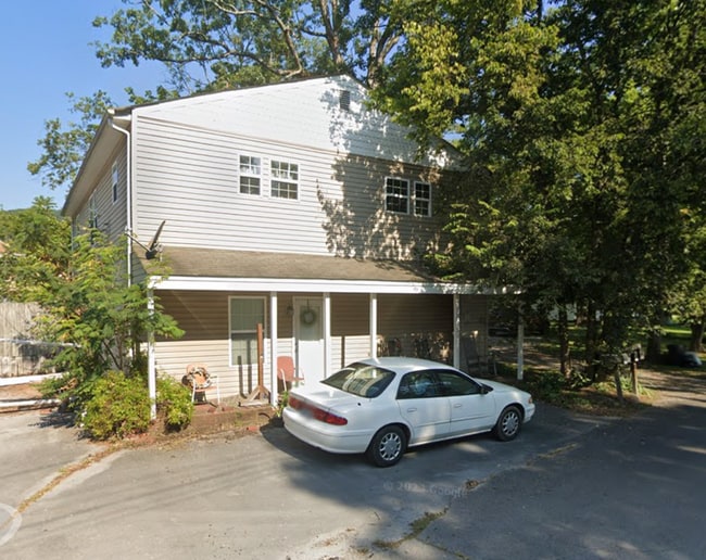 Front - 11323 N Oak St