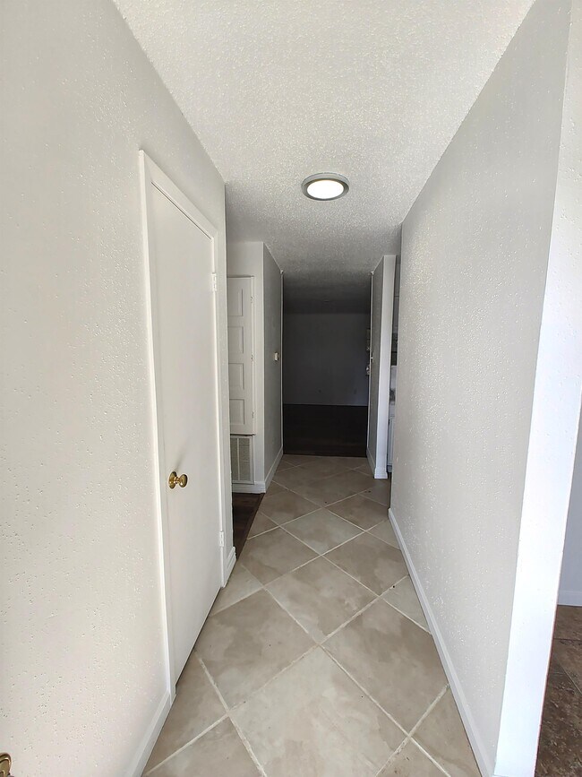 Building Photo - 5585 Scenic Dr