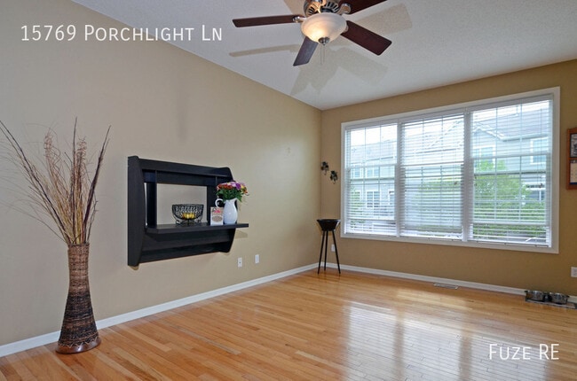 Foto del edificio - 15769 Porchlight Ln
