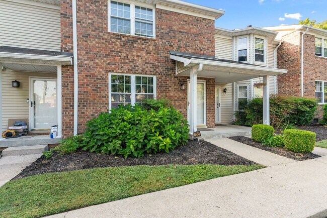 Foto del edificio - 2 Bed, 1.5 Bath Townhome * No Pets * Comm. Pool and Tennis