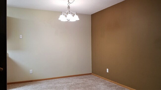 Building Photo - 725 Evergreen Cir