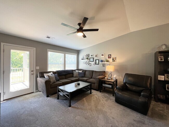 Building Photo - Immaculate Condo with Wooded Views & Commu...
