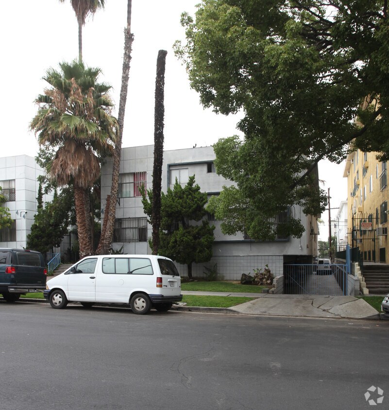 Primary Photo - 420 S St Andrews Pl