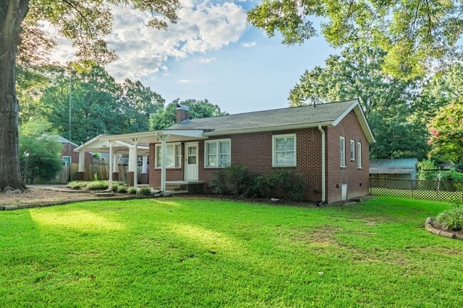Building Photo - Well-maintained 3-bedroom, 1-bath all brick ranch offering 1,253 sq. ft. of functional living space