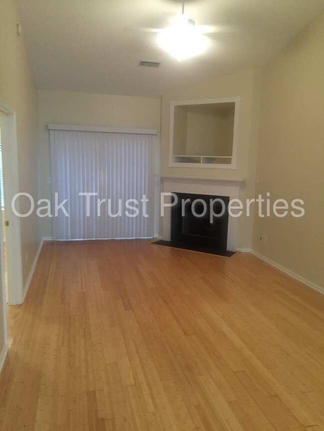 Foto del edificio - Eastwood Townhomes