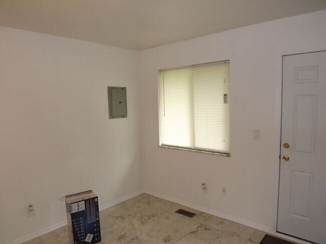 Foto del edificio - COMING SOON! Updated 2 bed 1 bath Condo
