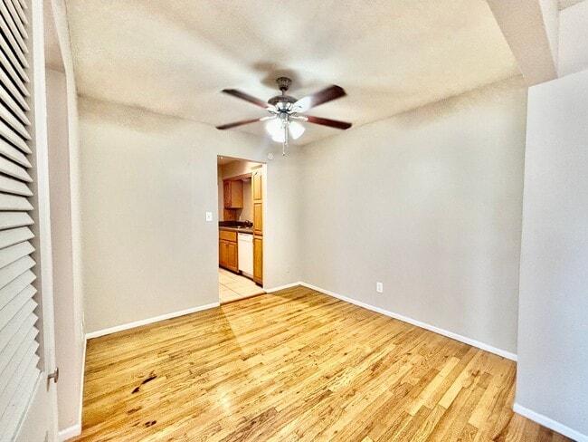 Foto del edificio - Charlotte Square - 3330-3368 Charlotte St.