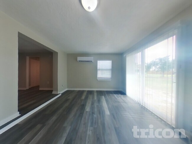 Foto del edificio - 7330 Cass Cir