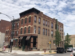 Building Photo - 1500 W Division St