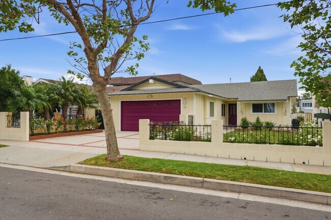 Foto del edificio - Spacious 4-Bed 4-Bath Home, Gated Yard & Entertainer’s Patio in Prime Torrance