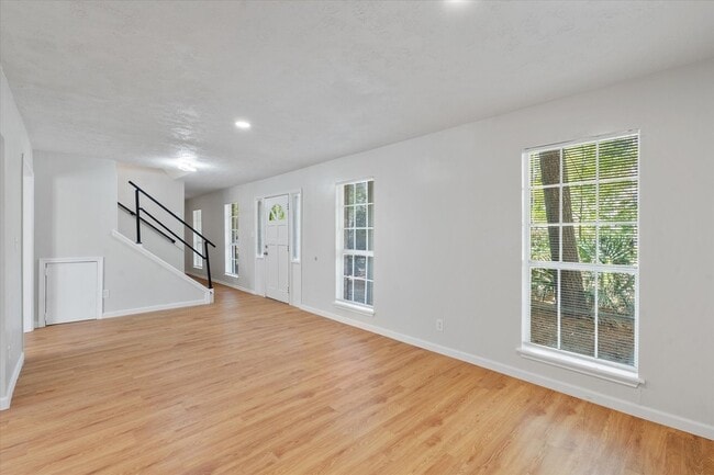 Building Photo - 3811 Woodbriar Dr