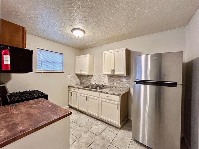 Building Photo - 3318 N MacGregor Way