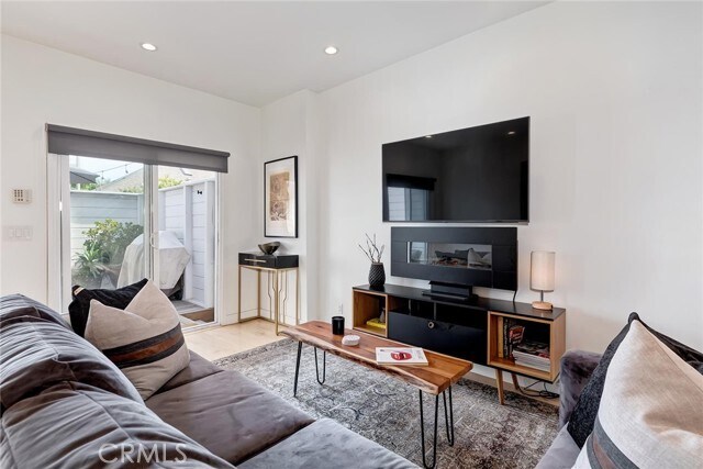 Foto del edificio - 8611 Rosewood Ave
