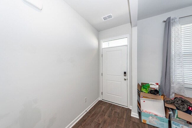 Foto del edificio - 214 Wild Strawberry Ln