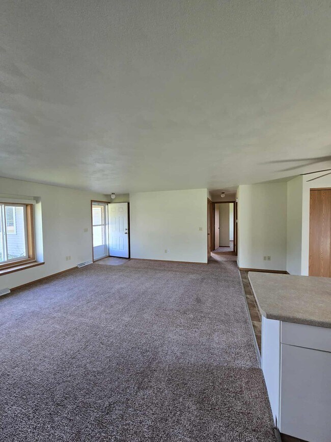 Foto del edificio - Townhouse (2 bdrm with 2.5 car garage, yard, private basmnt)