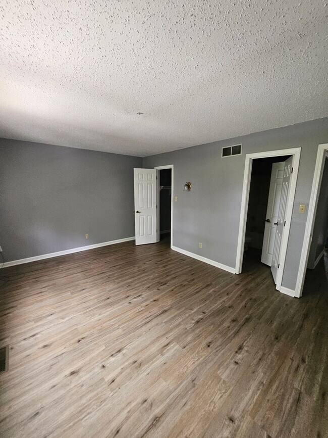 Building Photo - 2 bed, 1.5 bath condo