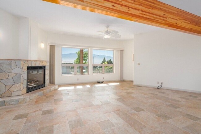 Foto del edificio - Stunning 3-Bedroom, 3-Bath Custom Home in ...