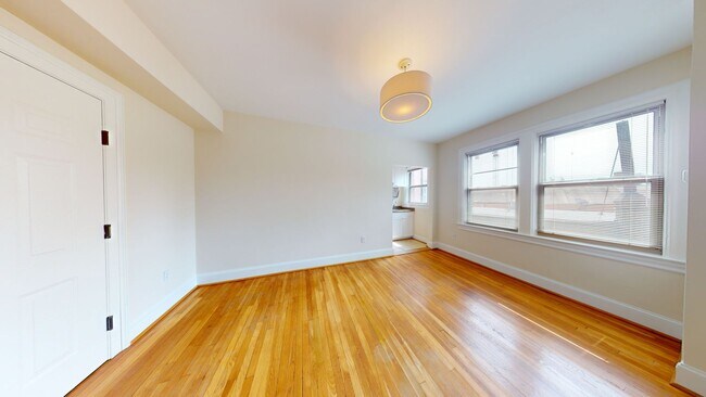 Building Photo - Cleveland Park Studio Apartment Across the...
