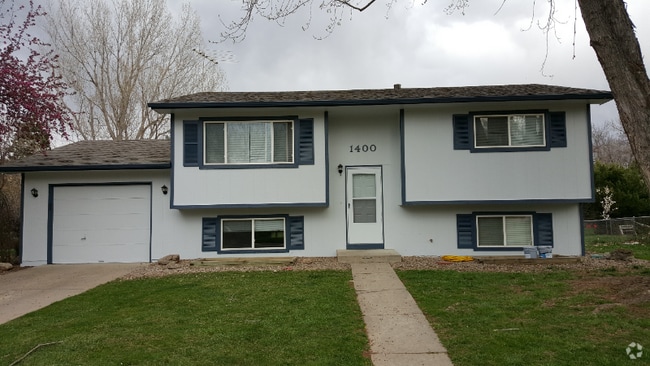 Building Photo - 1400 Village Ln