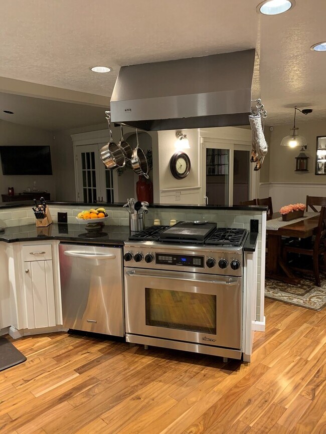 Foto del edificio - Spacious 4- Bed Home in Rivergrove Featuring 4-Car Garage, RV Parking, Fenced Yard, Minutes from ...