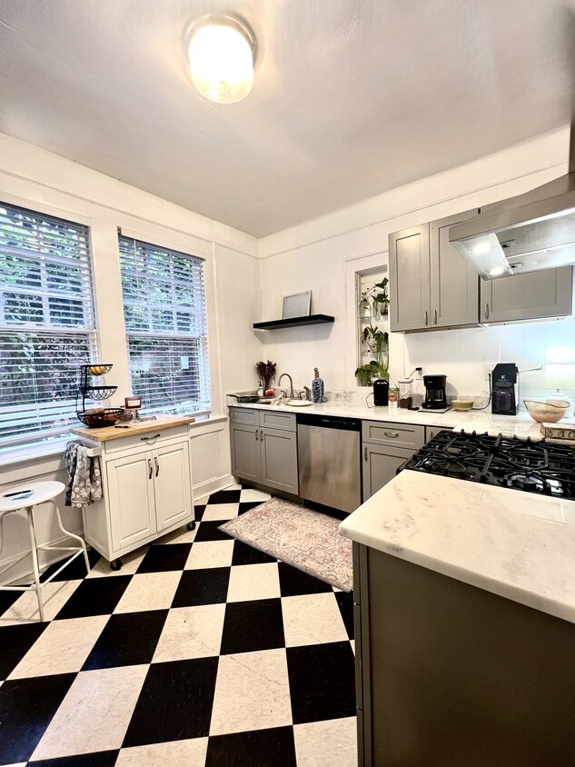 Cocina renovada con encimeras de mármol - 1230 & 1234 Virginia Avenue NE