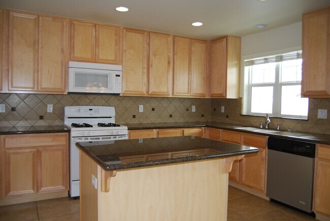 Building Photo - 4-Bedroom Home in the Village at Somersett!