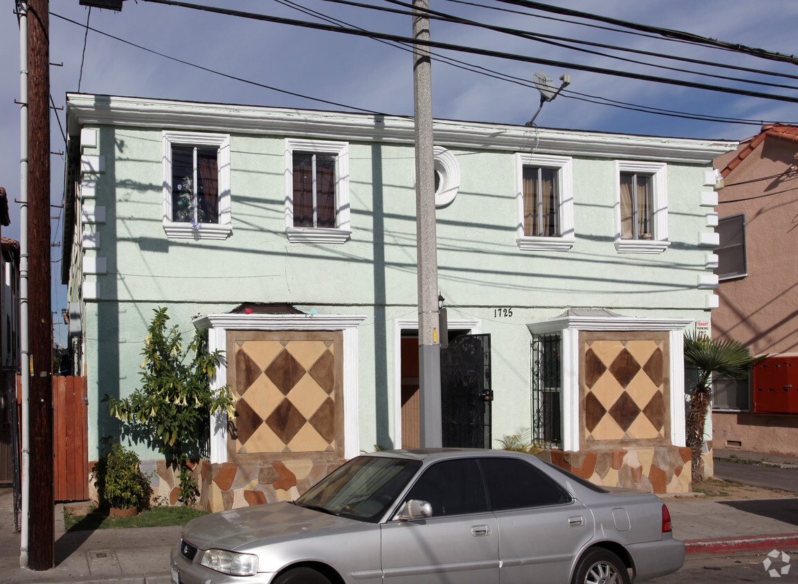 Primary Photo - 1725 E 10th St