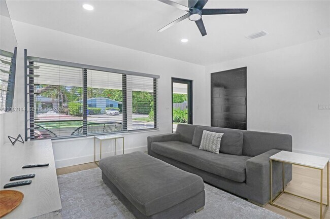 Foto del edificio - 811 NE 17th Ct