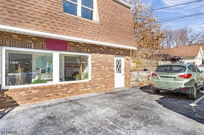 Building Photo - 14 Oak Ridge Rd