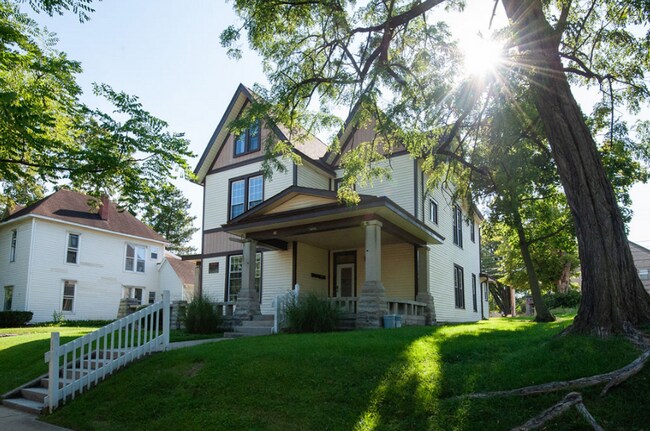 Building Photo - 515 N Washington St