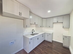 Building Photo - 44113 4th St E