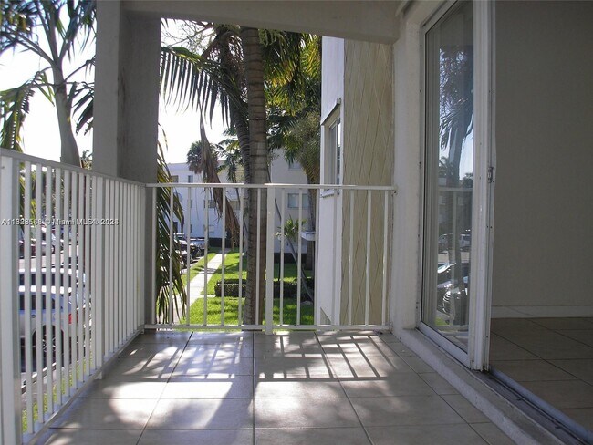 Foto del edificio - 7725 N Kendall Dr