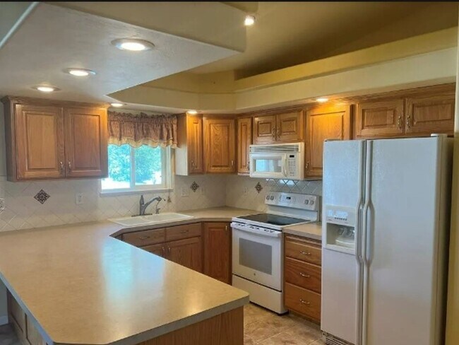 Foto del edificio - 4 Bedroom Single Family Home in Ammon