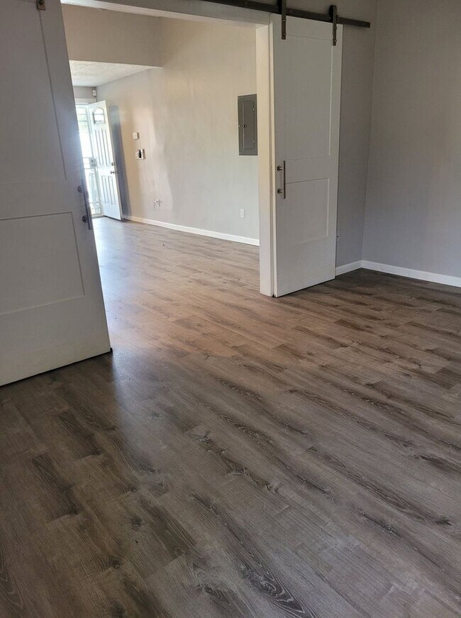 Foto del edificio - NEWLY REMODELED 1 BED BATH