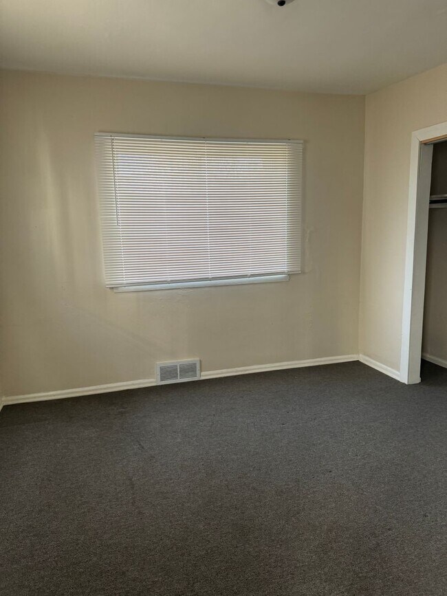 Building Photo - 4 Bedroom Single Family
