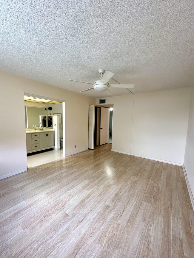 Foto del edificio - 9370 SW 8th St