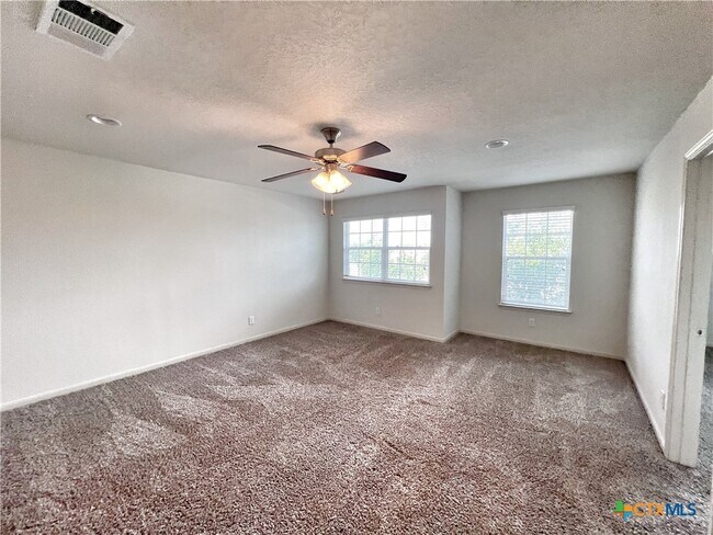 Foto del edificio - 310 Creekview Way