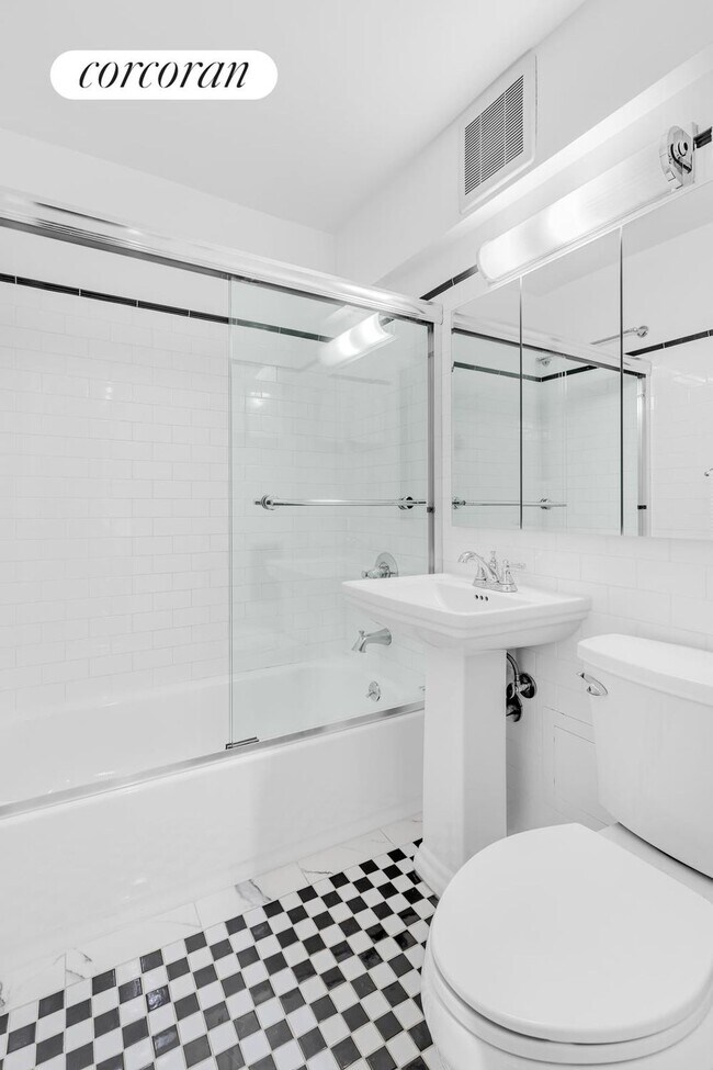 Foto del edificio - 446 W 25th St