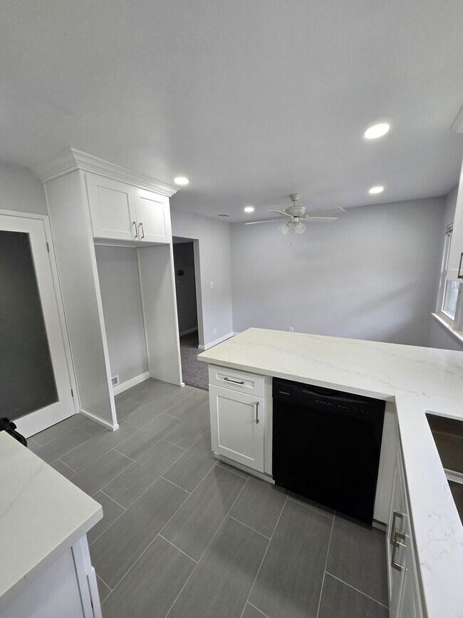 Foto del edificio - Updated 2-bedroom Apartment, Nestled in th...