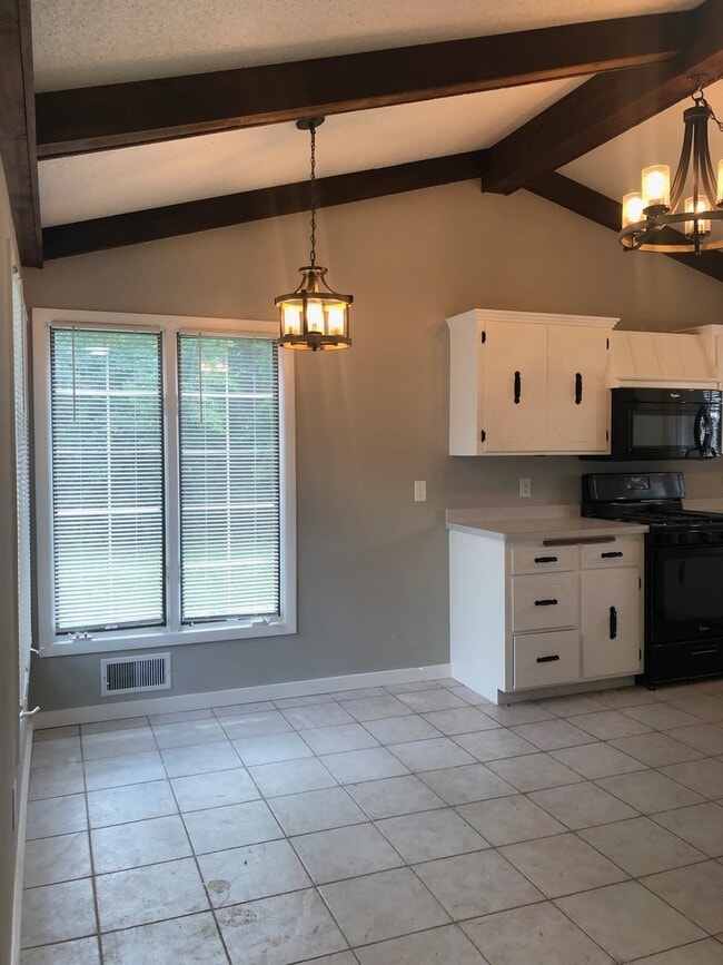 Building Photo - Single Family Home - River Views - Updated Finishes!