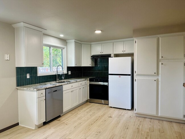Building Photo - Remodeled Three Bedroom Home in Keizer