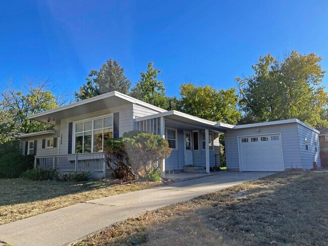 Building Photo - Charming 5 bedroom/2 bath close to UCCS