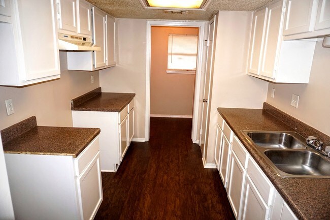 Building Photo - 8714 Valley Forest Dr