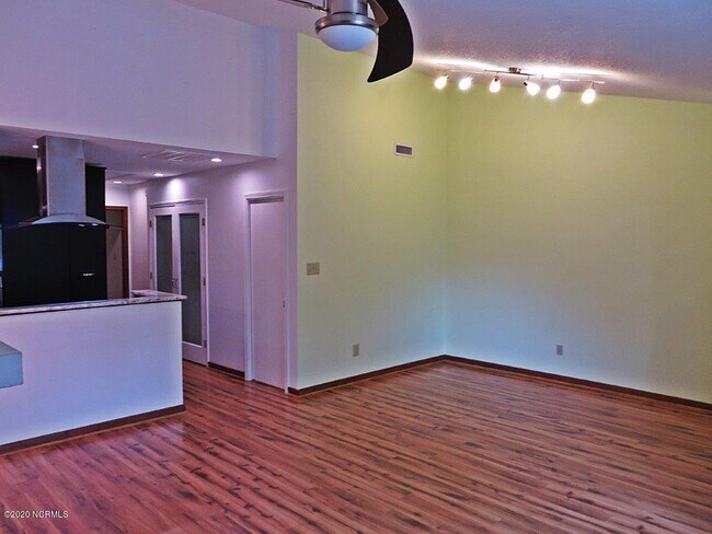 Building Photo - 102 Ashley Pl