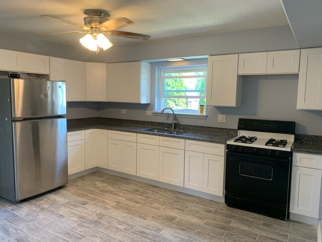 Full New Kitchen, Granit Countertops - 414 N 3rd Ave