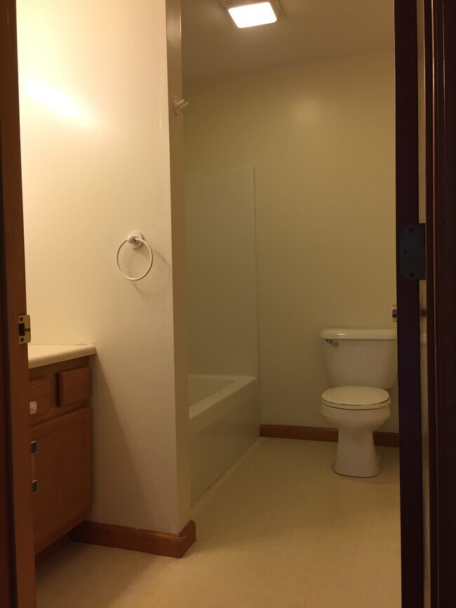 Building Photo - 10 Lyon Ln