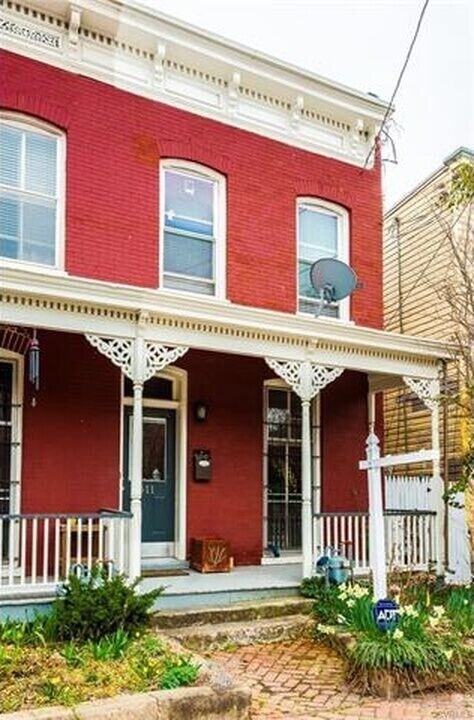 Foto del edificio - Large 2 Story House, Large Fenced In Yard, Wood Floors, Central Air, Quiet Community