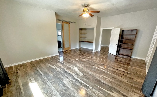 Building Photo - 909 E Cimarron St