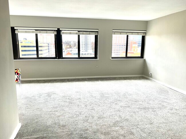 Building Photo - 803 W 48th St